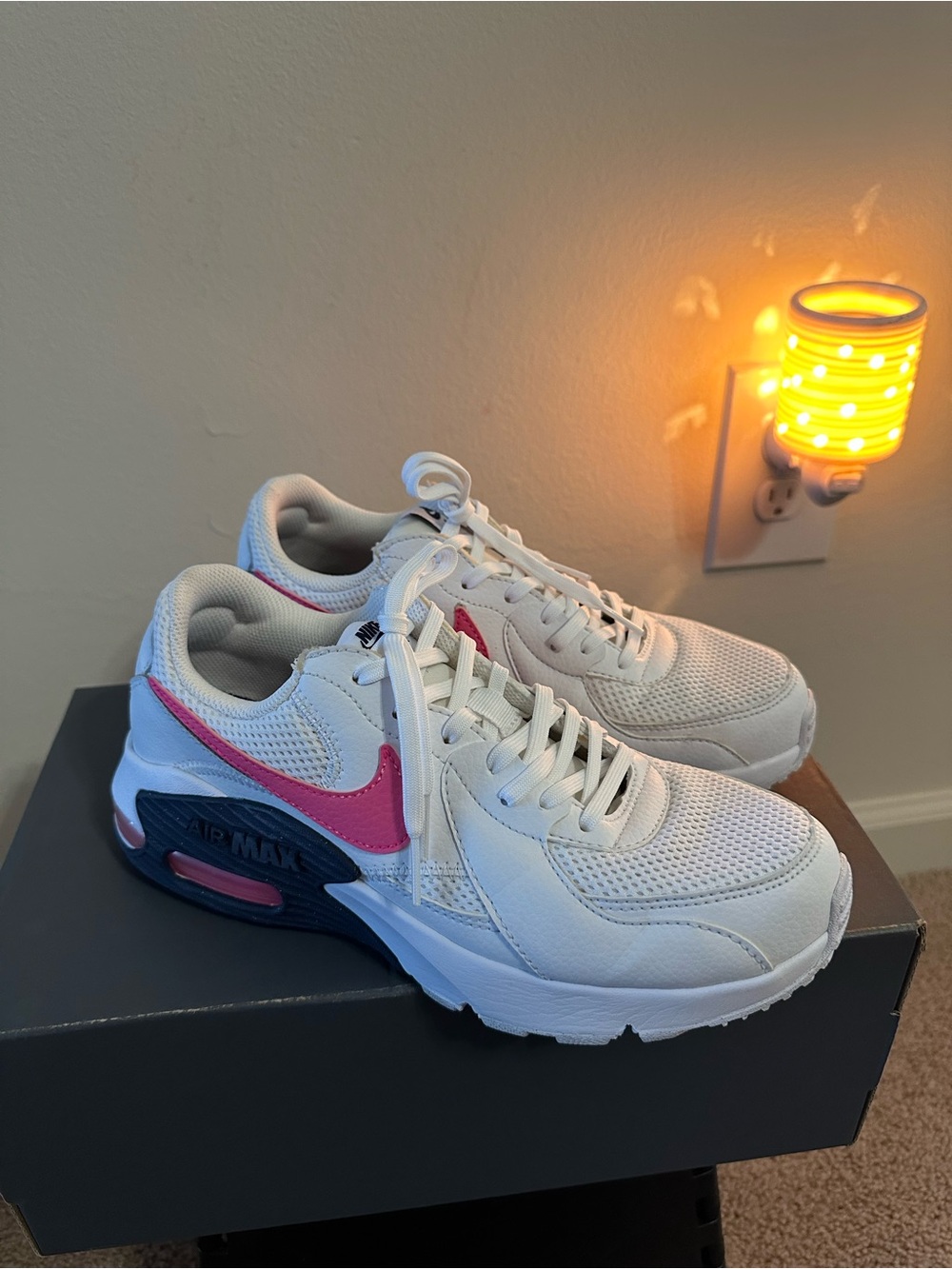 Nike Air Max Excee, Women’s White & pink Sneakers. Size 8